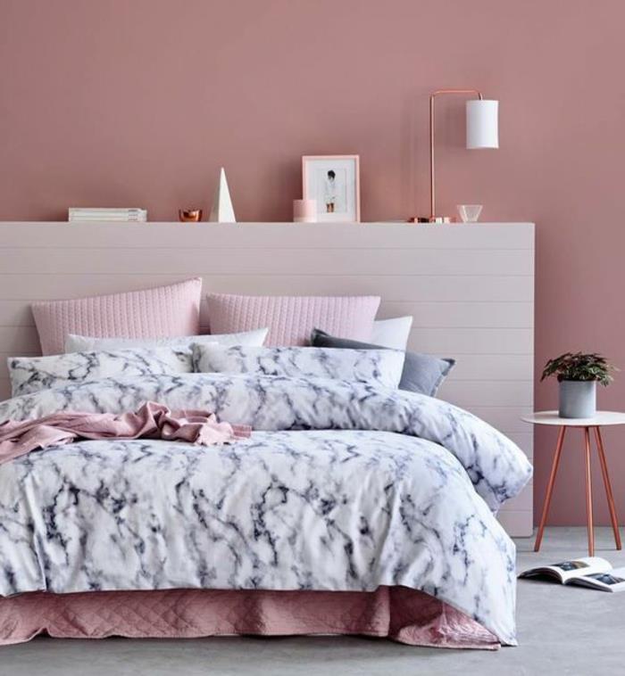 غرفة نوم باللونين الرمادي والوردي ، طاولة سرير صغيرة على الطراز الاسكندنافي ، لوحة جدارية وردية ، مصباح أبيض ،