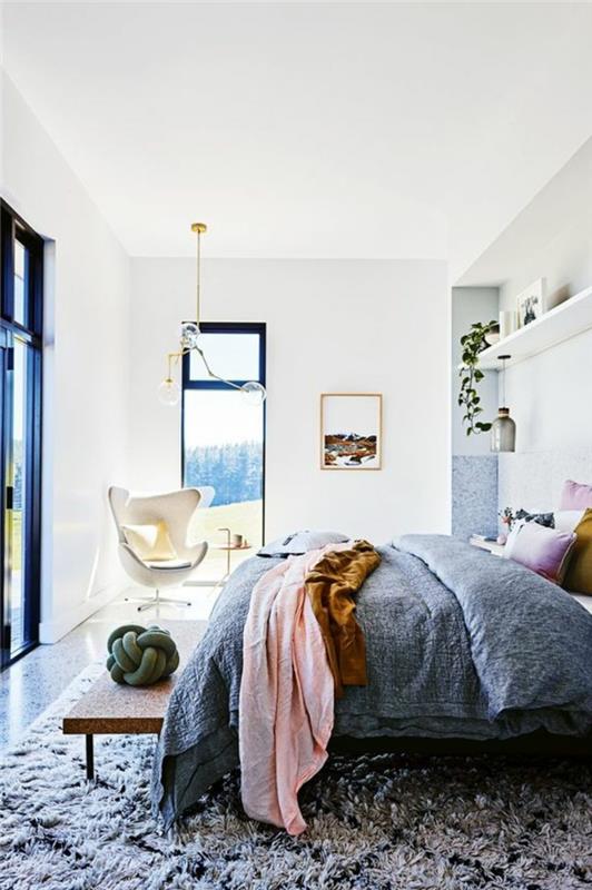 غرفة نوم رمادية ، بطانية سرير وردية ، غطاء سرير رمادي ، كرسي بيض ، سجادة رمادية فاتحة ، وسادة كاكي