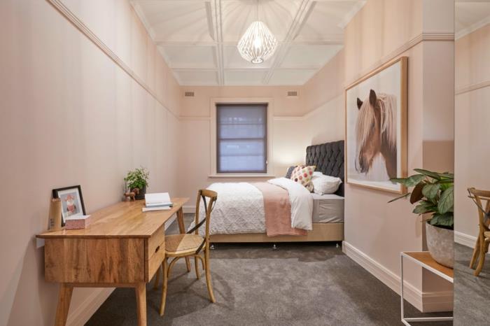 طلاء غرفة نوم رومانسية ، لون جدار غرفة النوم الوردي ، سقف أبيض ، مكتب خشبي فاتح