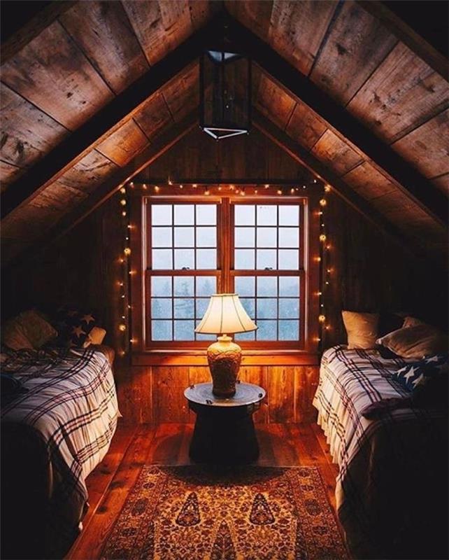 podkrovná spálňa pod svahom v drevenom dome s dekoratívnou svetlou girlandou so zoznamom dekorácií
