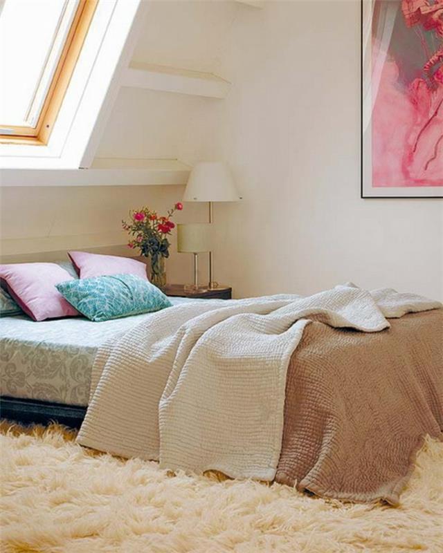 vinds sovrumsmodell, vit matta, vit väggfärg, säng, mångfärgade kuddar, brunt sänglinne, blommor