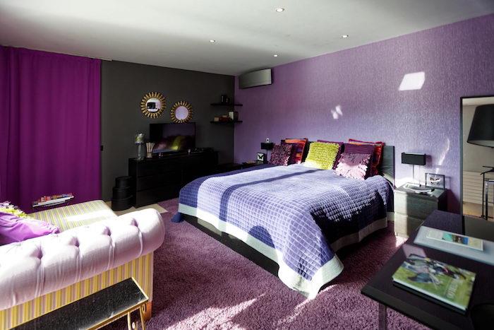 spálňa pre dospelých purpurovo -purpurová, gobelín vo farbe levandule, nápad na dekoráciu s ružovým kobercom