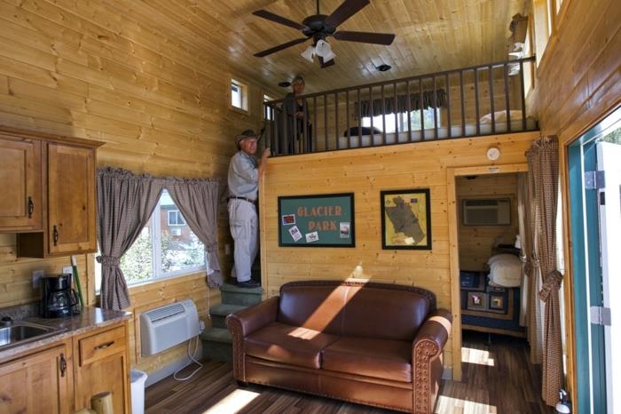 medziposchodie, drevená stropná kožená sedačka, kuchyňa, obývačka a spálňa