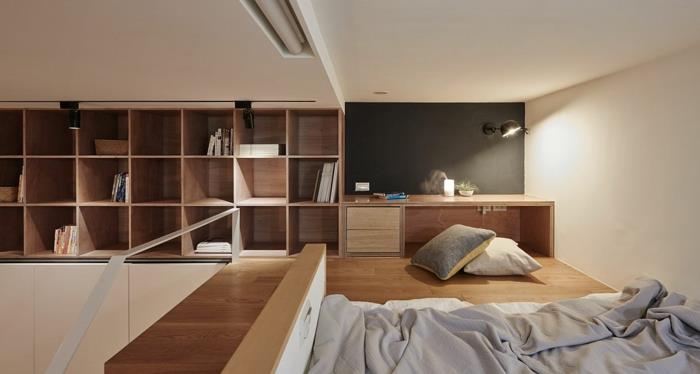 mezanínová spálňa, moderná konštrukcia, kubická posteľ a polica na knihy, steny natreté na bielo