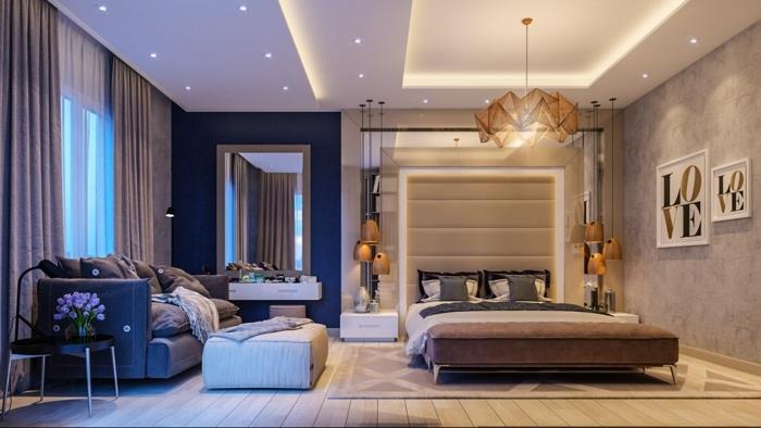 فكرة تزيين غرفة النوم الرئيسية الحديثة وأرضية خشبية وأريكة حديثة وسرير بني ولوح أمامي بيج وإضاءة سقف متطورة