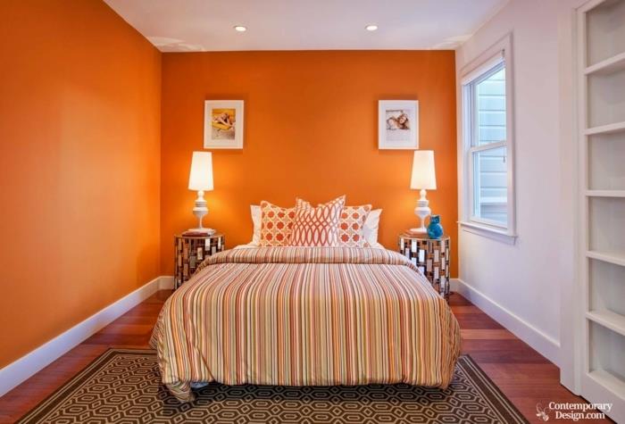 غرفة نوم برتقالية وبيضاء ، ما لون غرفة نوم صغيرة ، طاولتان بجانب السرير