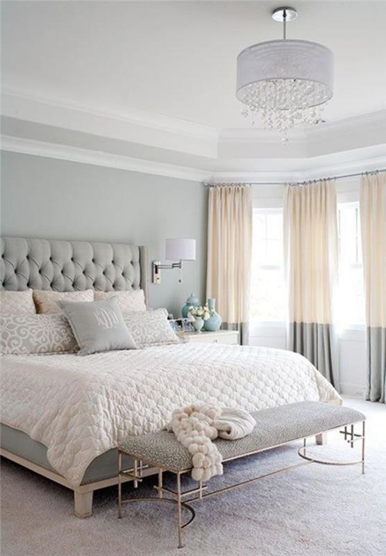 غرفة نوم رئيسية باللون الأبيض والرمادي الباهت