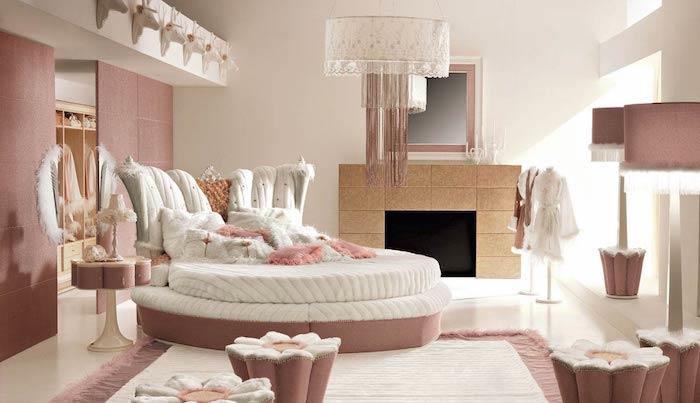 inredningsdekor i pastellrosa och vita, skiljevägg i pulverrosa, oval säng i vitt och rosa