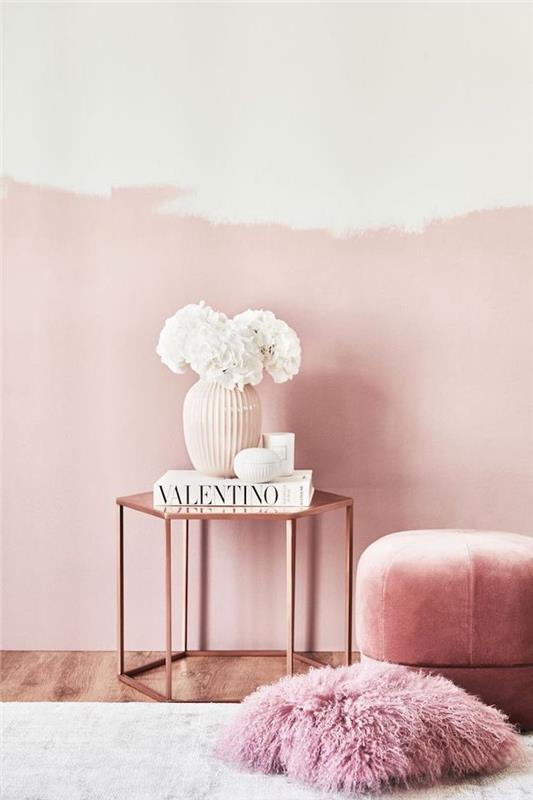 interiör i pastellrosa och vita, väggmålning i vardagsrum i pastell, blekrosa sammetpall