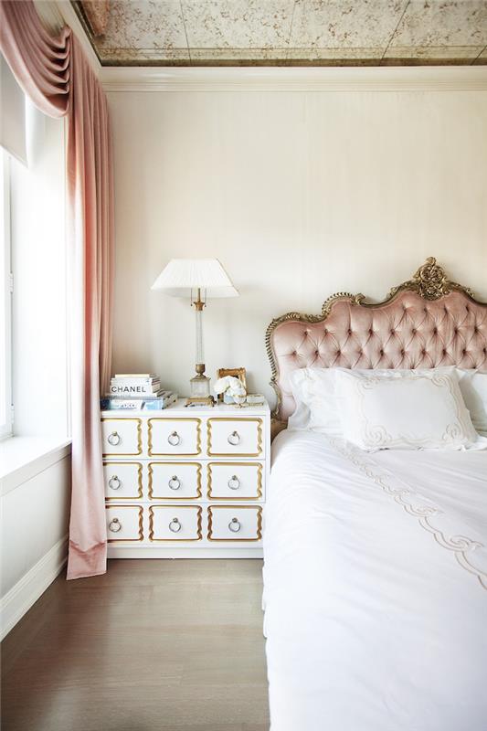 flickas sovrumsmålning med beige väggar, vit och guld sänglampa, vitt sängklädsel med guldrullmönster