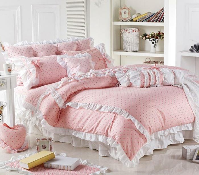 rosa prickig säng, prickiga kuddar, liten hjärtformad kudde, vit inbyggd hylla, ljus matta