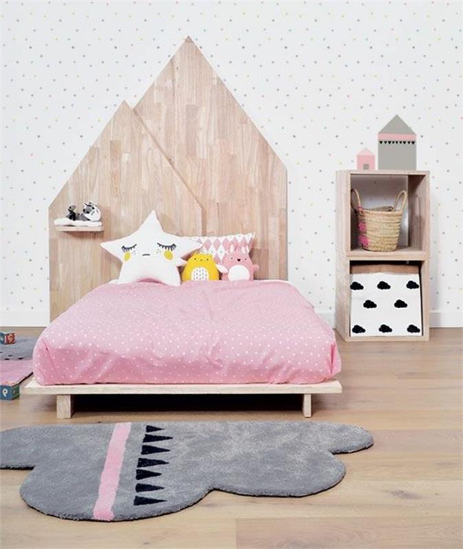 غرفة نوم وردية ورمادية ، ألواح أمامية خشبية هندسية ، سجادة سحابة رمادية ، رف خشبي صغير