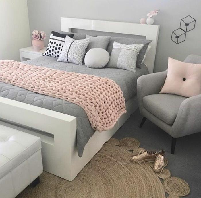 غرفة نوم وردية ورمادية ، كرسي بذراعين رمادي ، وسادة وردية ، منقوشة محبوكة ، وسائد زخرفية