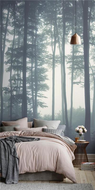 غرفة نوم وردية ورمادية ، ملصق غابة ، مصباح معلق نحاسي ، سرير نحاسي مع باقة من الزهور