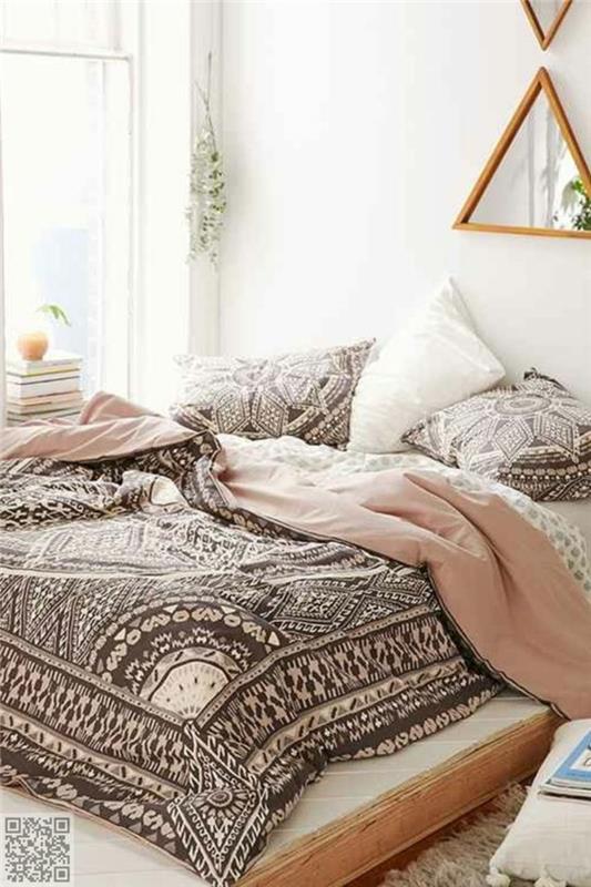 غرفة نوم باللونين الوردي والرمادي ، غطاء سرير بوهو ، مرآة مزخرفة بإطار خشبي ، طلاء أبيض