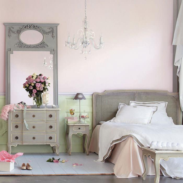vuxen sovrumsmålning, stor spegel med vintage design och rullmönster, sängklädsel i vitt och satinrosa
