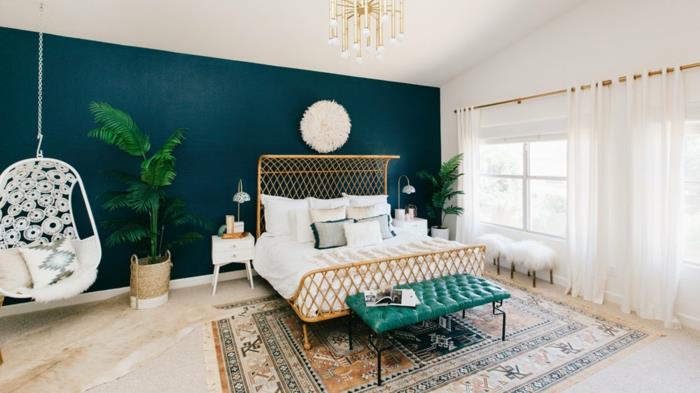 ديكور غرفة نوم باللونين الأزرق والأبيض ، مقعد فيروزي ، سجادة عرقية ، نبات أخضر ، كرسي بيض أبيض طلاء غرفة نوم بلونين