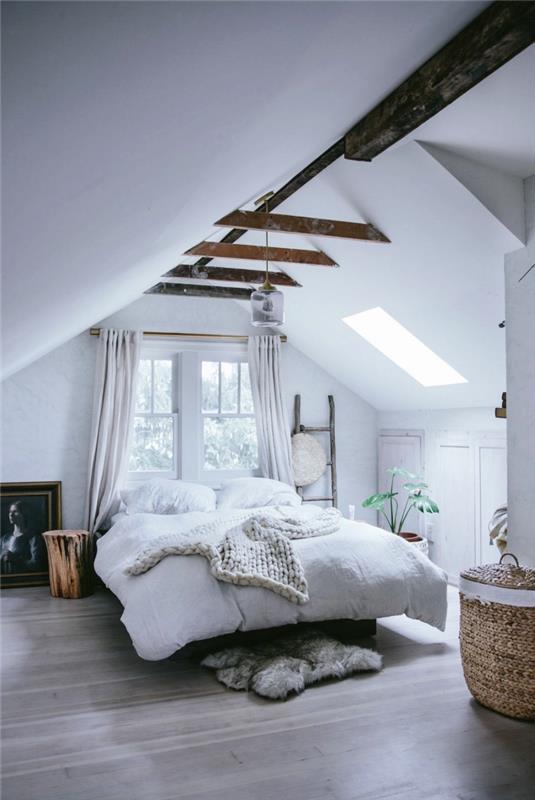 ett vintage skandinaviskt sovrum med rustika accenter tack vare de synliga balkarna, med ett skåp under sluttningen som smälter in i den vita inredningen