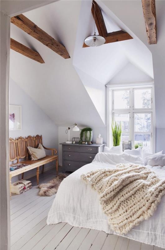 layouten av ett bohemiskt chic -stil vinds sovrum med vintage bänk placerad under sluttningen, ett vitt vinds sovrum med synliga balkar