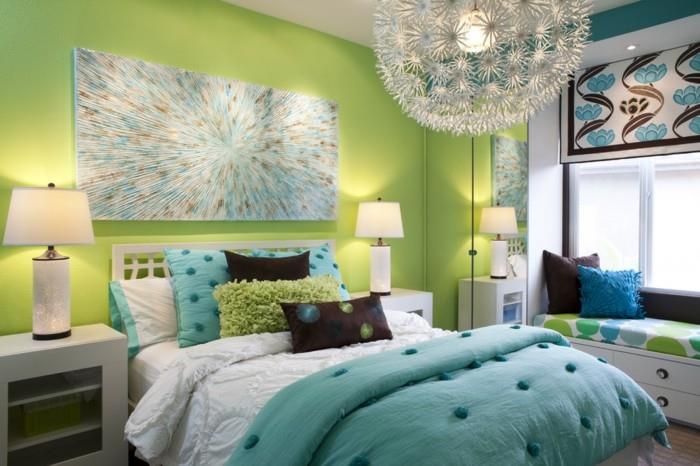 sovrums färgidé, sänglampa, bänk under fönstret, turkos sängklädsel