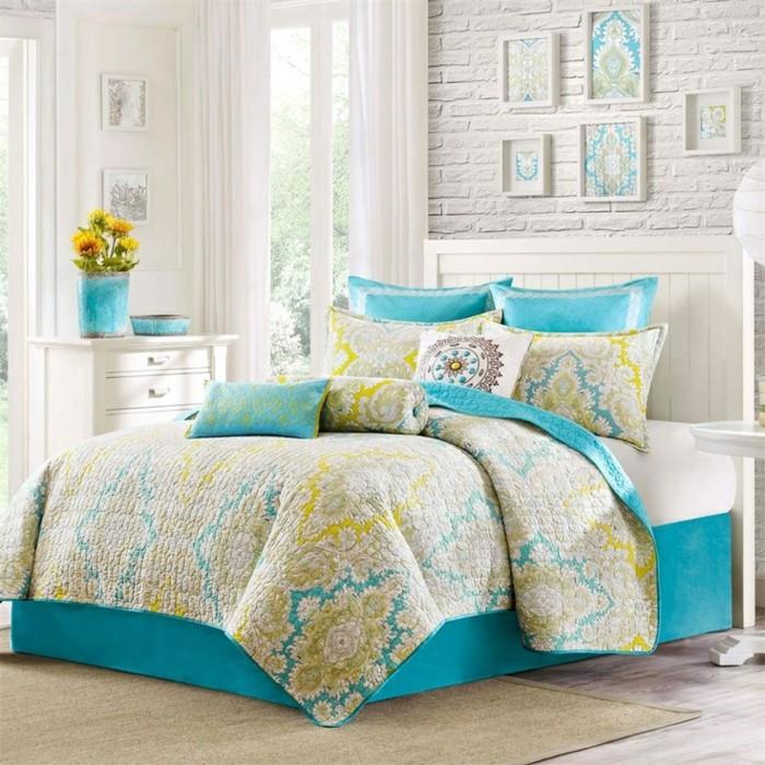 blå och gul dekor, blå vuxen sovrum, vita väggar, tegel tapeter