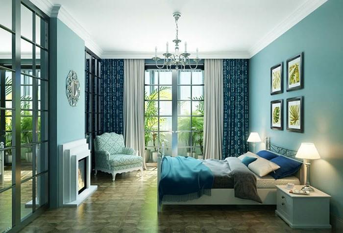 blå vuxen sovrum dekor, kristallkrona, stort fönster, dekorativa kuddar