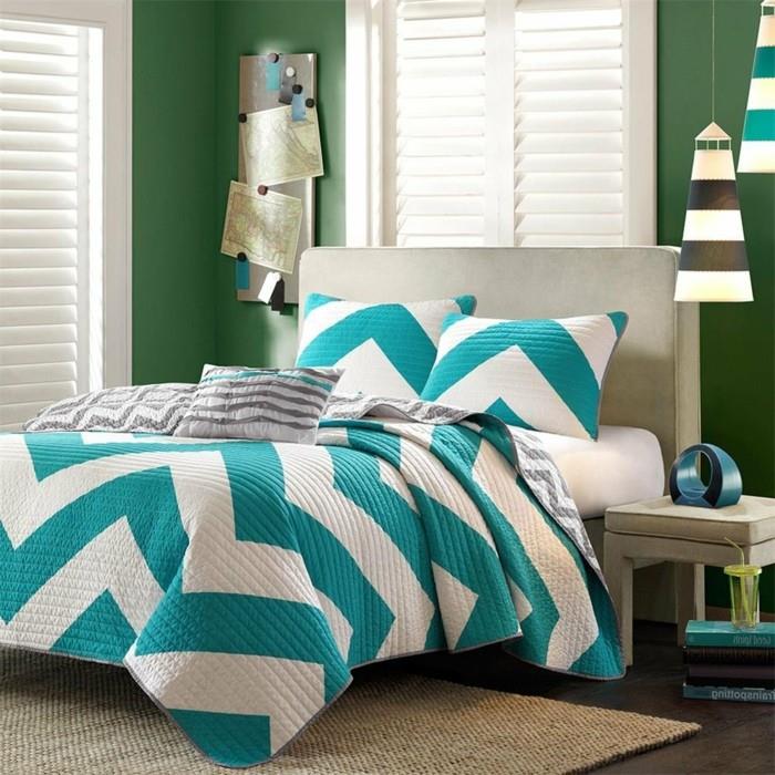 färg för vuxna sovrum, gröna väggar, beige matta, turkos sängklädsel, vita persienner