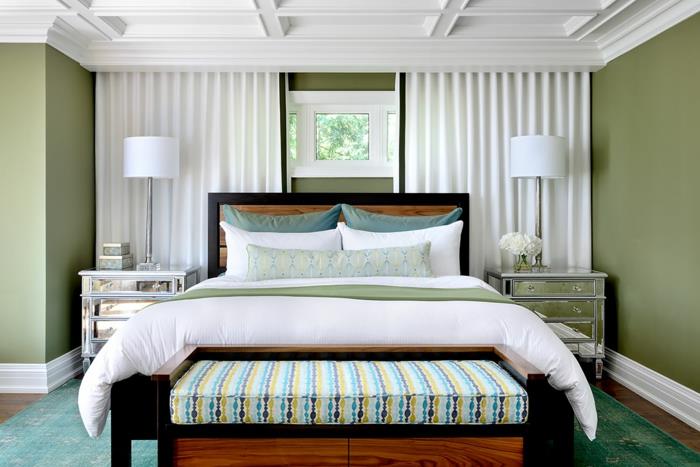 ديكور غرفة نوم باللونين الأبيض والأخضر ، وسرير أريكة ، وستائر بيضاء ، ووسائد زرقاء