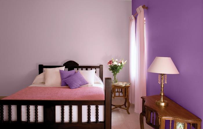 غرفة نوم أرجوانية أرجوانية ، سرير وردي ، وحدة تحكم خشبية باروكية ، نافذة صغيرة وستائر وردية ، لون حائط غرفة نوم حلو