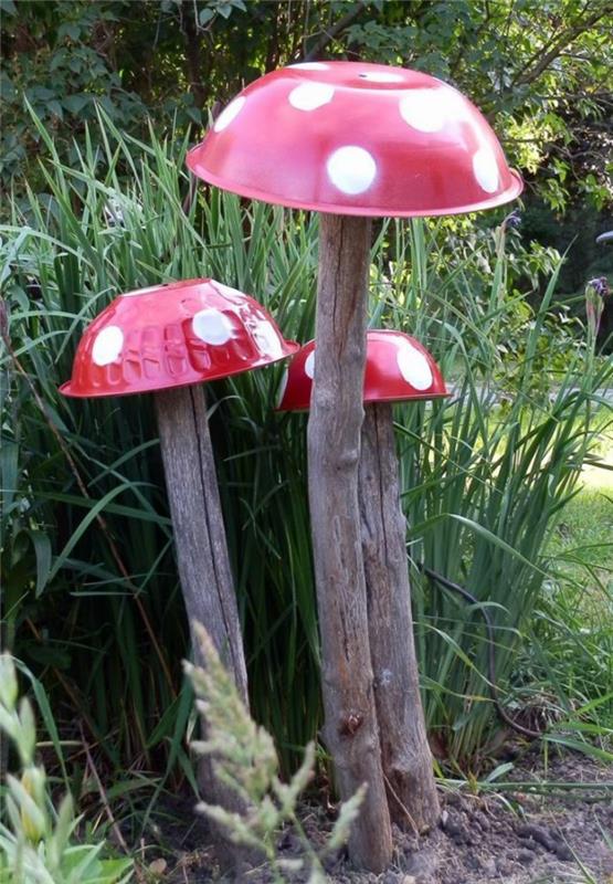 röda svampar med salladsskålar, trädgårdslandskapsarkitektur med DIY -dekorationer