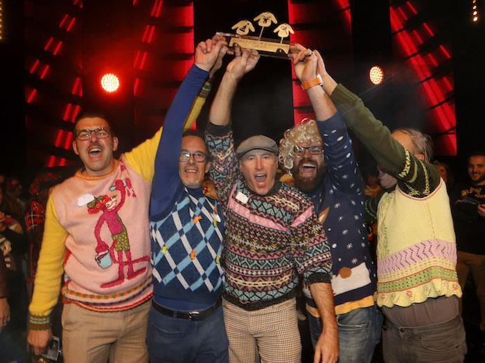 víťazi svetového šampionátu škaredého vianočného svetra a gýčového vesty na Silvestra