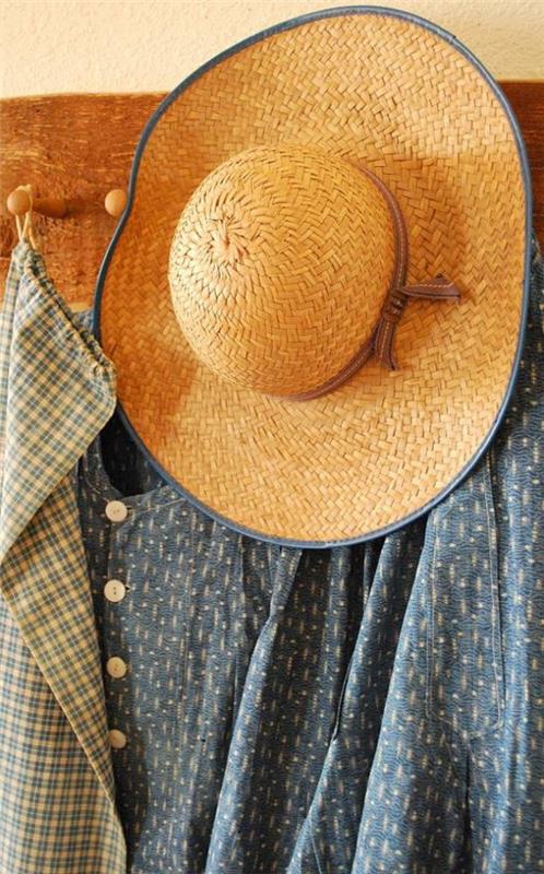 slamený klobúk-béžový-veľký-klobúk-tričko-modrý