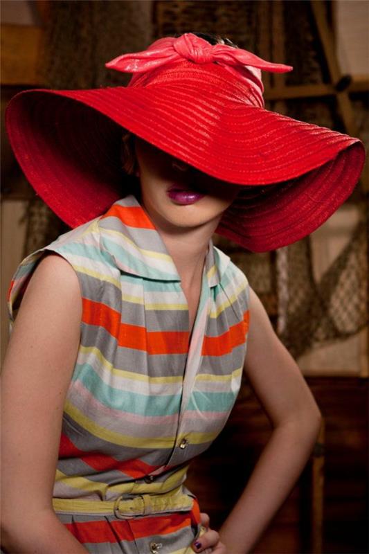 červeno-slamený klobúk-farebné-pruhované šaty