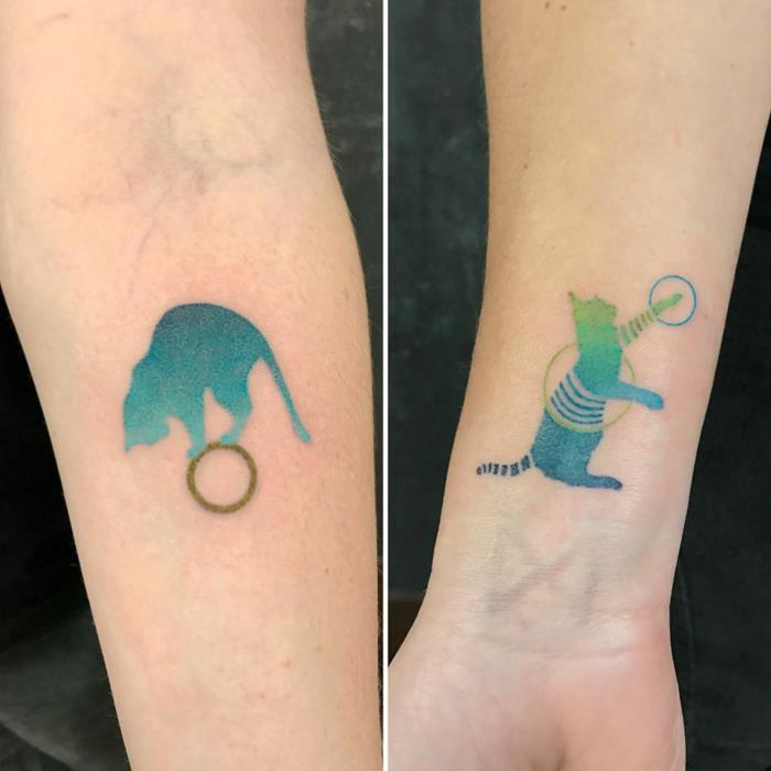 Sestry tetovanie inšpirácia, mačky dva návrhy pre dvoch priateľov alebo pre sestry, cool tetovanie na predlaktie nápad, čo tetovať