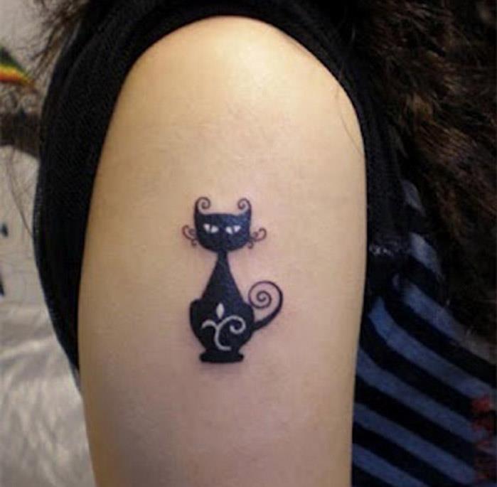 rita svarta katter taoué på armen kvinna djur tatuering katt alice i underlandet manadala