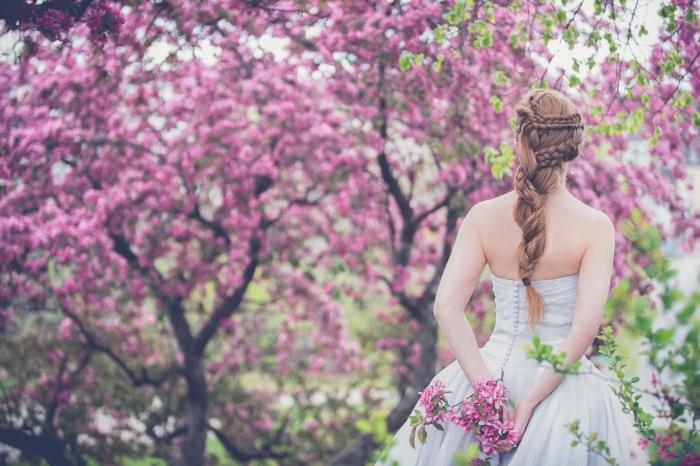 فكرة تسريحة شعر الزفاف للشعر الطويل مع فستان زفاف أبيض جديلة على غرار الأميرة