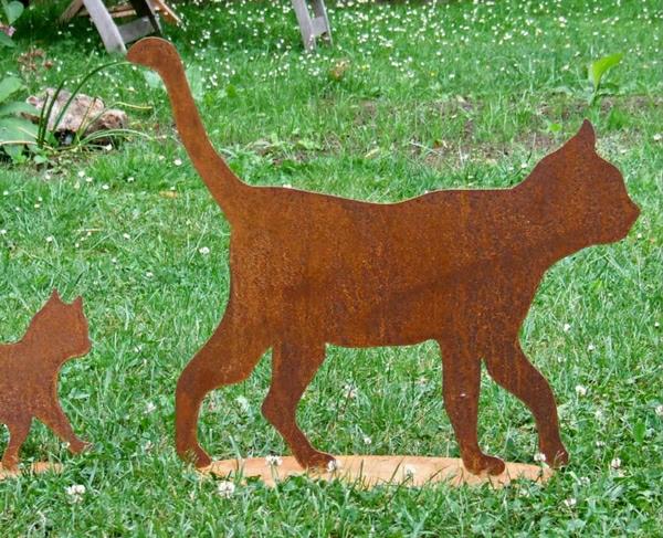 hrdzavé mačky-dekorácia-záhrada-v-tráve