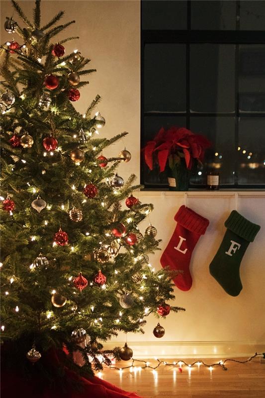 god julbild, jul tapeter med ett stort naturligt träd dekorerat med röda och guldprydnader i ett mysigt vardagsrum