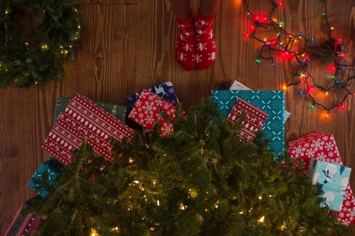 nápad na počítačovú tapetu na vianočné tému, počítačovú tapetu s veselými vianočnými fotografiami, fotografickými darčekmi a jasným vianočným stromčekom
