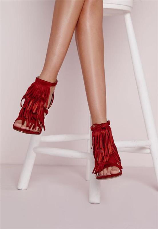 supertrendiga-röda fransade skor