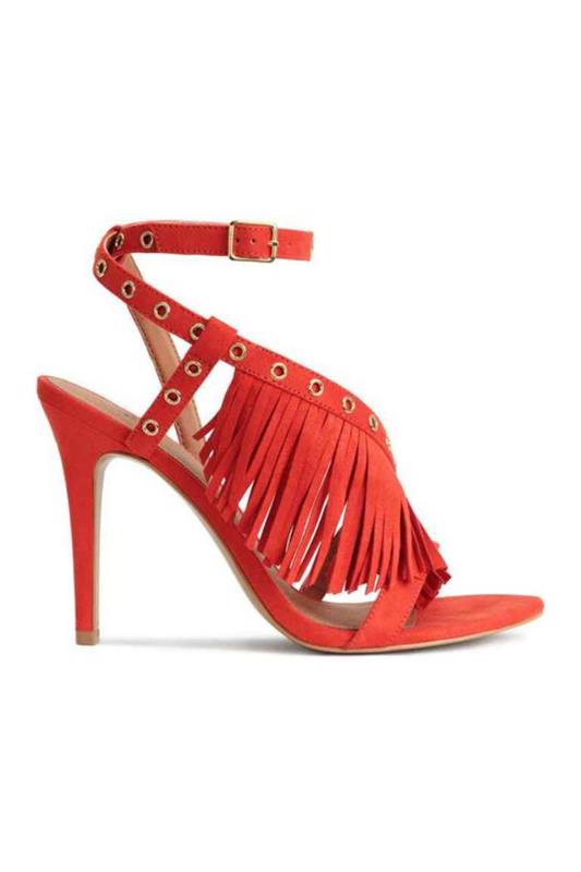 skor-med-fransar-modell-de-röda sandalerna