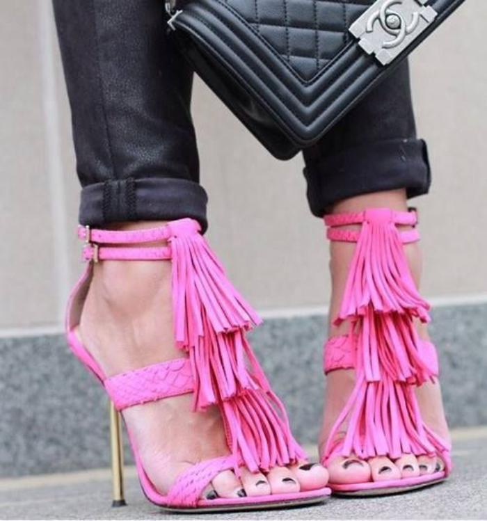 rosa-fransade-skor-svart-mager-byxor