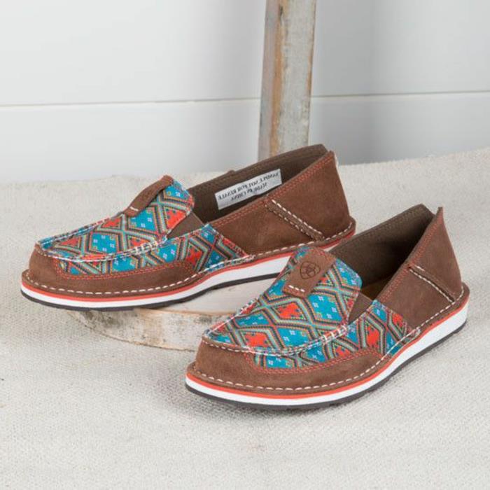 skor med etniska tryck, brun färg och blå och orange mönster, geometrisk design