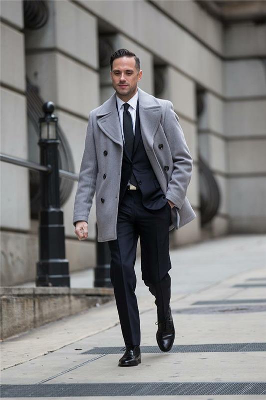 grå kappmodell med svarta knappar för eleganta män, stilig kvällsdräktidé med slips och skjorta