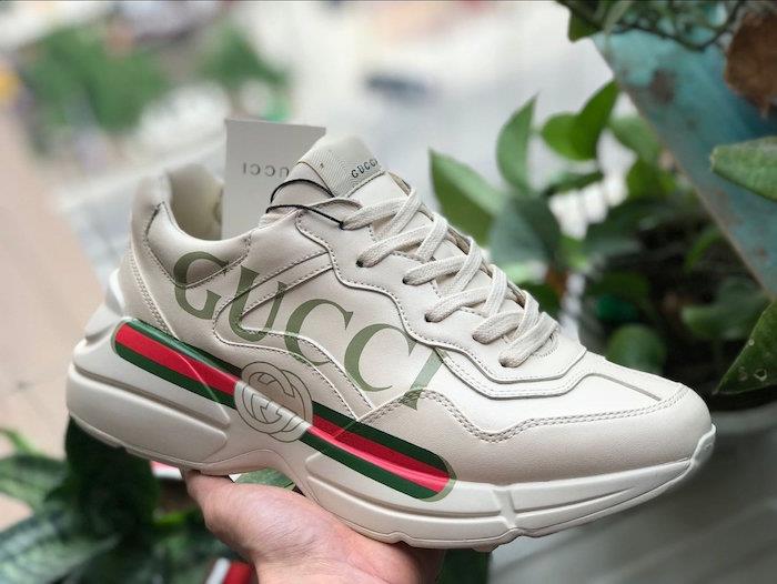 špičkový pánsky basketbal na leto 2018 Gucci Rhyton v béžovej koži s logom na boku