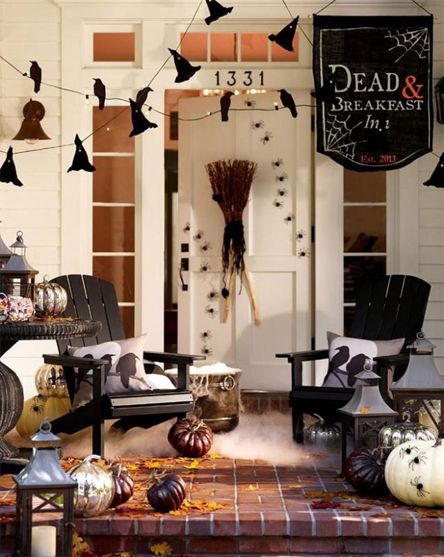 idé hur du dekorerar din ytterdörr till Halloween, vit husfasad med små fönster och DIY svart krans