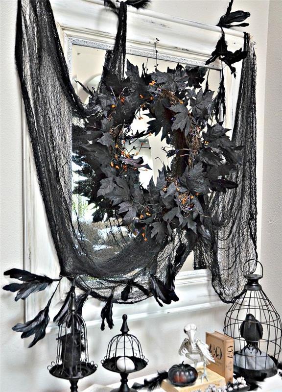 DIY halloween, inredning i vitt och svart med svart tyll och vit spegel i vintagestil