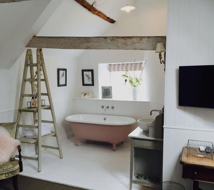 dekoratívny drevený rebrík podkrovie dekorácia spálňa s kúpeľňou ružový a biely vaňový kreslo vankúš pastelovo ružová umelá kožušina