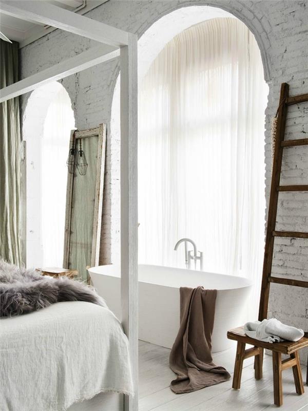 Dekoratívny rebrík, drevená taburetka, vaňa, dekorácia do spálne, biela tehlová stena, rám postele, biely károvaný umelý kožúšok
