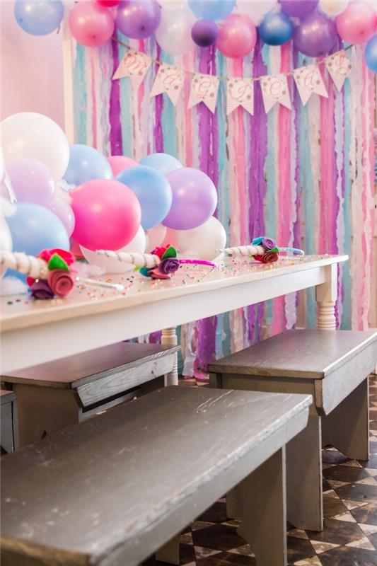 dekorativa idéer för en enhörningsfödelsedag, en original bordsförare i ballonger i färgerna på den kantade gardinen